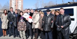 Анатолий забирает из роддома Настю и Свету, 2008 год.