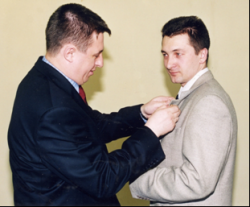 Вручение партбилета Единой России Толстову А. И. вручает Бабенко В.В., 2001 г.