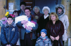 Толстовы встречают Машу Алевскую из роддома.2007 год.