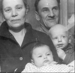 Анна Филипповна и Александр Елизарович с внуками Леной Толстовой и Костей Герасимовым
