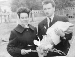 Тамара Васильевна и Игорь Александрович забирают Лену из роддома.