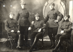 Курсант А.Е. Толстов (в центре). 1931 год.