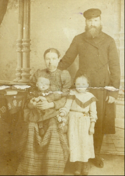 Филипп Иванович (1863-1920), Елизавета Емельяновна (1873-21.12.1947), Иван (1903-1943), Раиса (1898-1975).