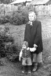 Малкова А. Ф. с внуком Сашей Герасимовым в огороде на ул. Уральской, 62