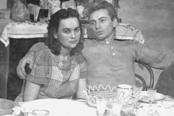 Тамара Васильевна и Игорь Александрович Толстовы в род. доме
