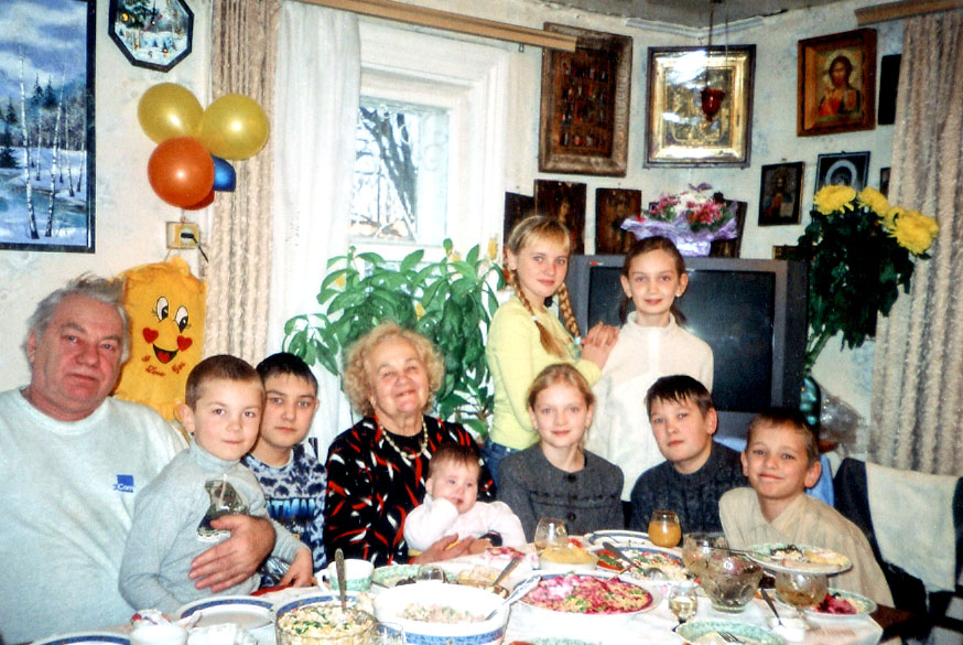 Быньговский, 2005 г. Все внуки Тамары Васильевны и Игоря Александровича Толстовых