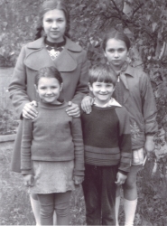 Лена, Аня, Оля, Толя Толстовы (в детстве)