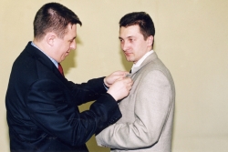 Вручение партбилета Единой России Толстову А. И. вручает Бабенко В., 2001 г. 