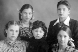 Галина Константиновна Толстова со Светланой и Лизой Комаровыми, Игорем и Людмилой Толстовыми.