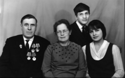 Константин Елизарович и Нина Павловна Толстовы с детьми Галиной и Алексеем. 12.03.1970.