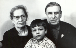 Нина Павловна и Константин Елизарович Толстовы с внуком Димой Хлебниковым.