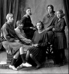 Валентина Николаевна Бызова. Фото коллектива синеблузников, 1931-1933 гг.
