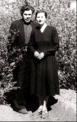 Василий Деомидович и Валентина Николаевна в саду дома по улице Волгоградской, 14. 1964 год.
