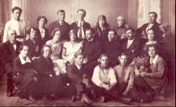 Сотрудники кинотеатра “Горн”. 1928 годСотрудники кинотеатра “Горн”. 1928 год.