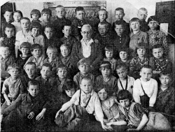 «Рыбаки». Шувалов Андрей Николаевич с внуками. 1934 год.