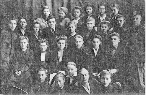 Группа 2 курса горного техникума. Улитин А.В. второй слева в нижнем ряду. 26.11.1947 г. 