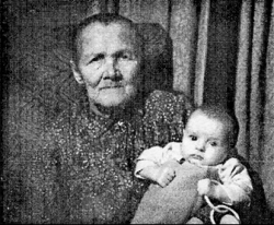 Мария Федоровна с правнуком Василием Улитиным. 1958 год.