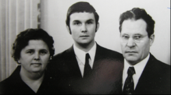 Клавдия Григорьевна, Александр Михайлович и Михаил Порфирьевич Окуловы.