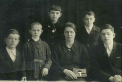 Мария Силантьевна Толстова со своими детьми. Апрель 1940.