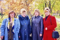 Толстова О. И. с подругами по институту