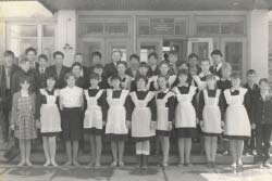Смотр старшеклассников, 1985 г. (Толстова Оля 5 слева в первом ряду)