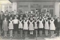 Смотр старшеклассников, 1985 г. (Толстова Оля 5 слева в первом ряду)