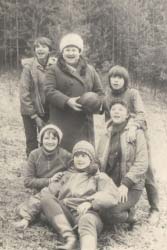 Ольга Толстова с друзьями в лесу