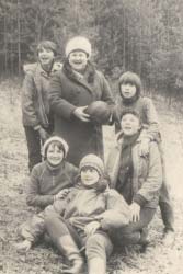 Ольга Толстова с друзьями в лесу