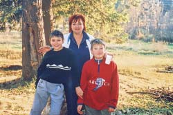 Ольга Толстова: прогкулка в лесу с сыновьями, 2002 г.