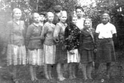 2 слева — Людмила Александровна с друзьями с улицы