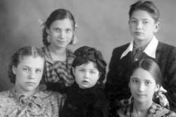 Снизу справа: Светлана Комарова, Игорь Александрович, Людмила Александровна, Галина Константиновна Толстова, Лиза Комарова