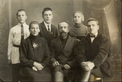 Анна Дмитриевна и Елизар Емельянович с детьми.