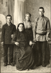 Анна Емельяновна Толстова с детьми.