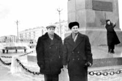 Борис Герасимов и Игорь Александрович Толстов после открытия памятника Черепановым