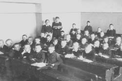5В класс в мужской школе, Никищихина Лидия Захаровна — классный руководитель; 3 ряд, 3 ученик справа — Игорь Толстов