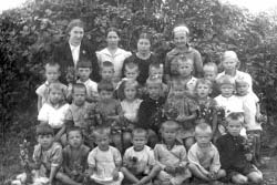 Детский сад, 2 ряд слева — Игорь Толстов, 1944 г.