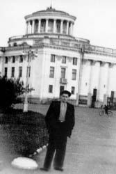 Игорь Александрович у дворца культуры НТМК, 1956 г.