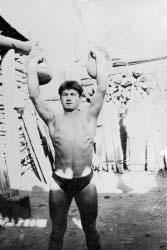 Игорь Александрович во дворе поднимает двухпудовые гири