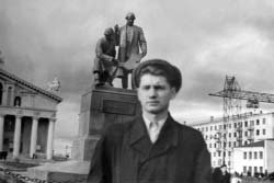 Игорь Александрович у памятника братьям Черепановым