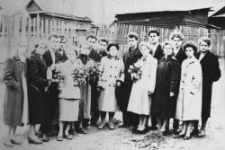 Класс Игоря Толстова6 1960 г., похороны Германа Соловьева (друга Тостова И. А. — 2-й ряд,, 4-й справа), у его дома 10Б