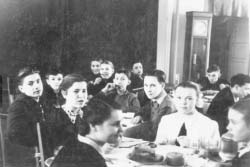 Турбаза Хрустальная, Толстов И. в 10 классе на зимних каникулах (он 3-й слева)