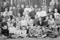 Антоновский пионерлагерь, Игорь Толстов в последнем ряду