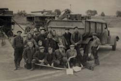 1957 г., целина, группа Толстова И. (крайний слева), уборка зерна, Казахстан, Устонайская обл., совхоз, Хрущево