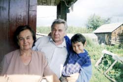 Игорь Александрович и Тамары Васильевна: на даче с внуком, июль 2006 г.