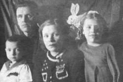 Игорь Александрович Толстов, отец Александр Елизарович Толстов, мать Александра Филипповна Малкова