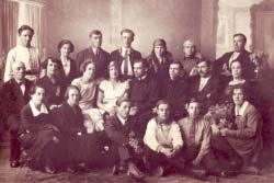 Сотрудники кинотеатра Горн, 1928 г. (Валентина Толстова в первом ряду справа)